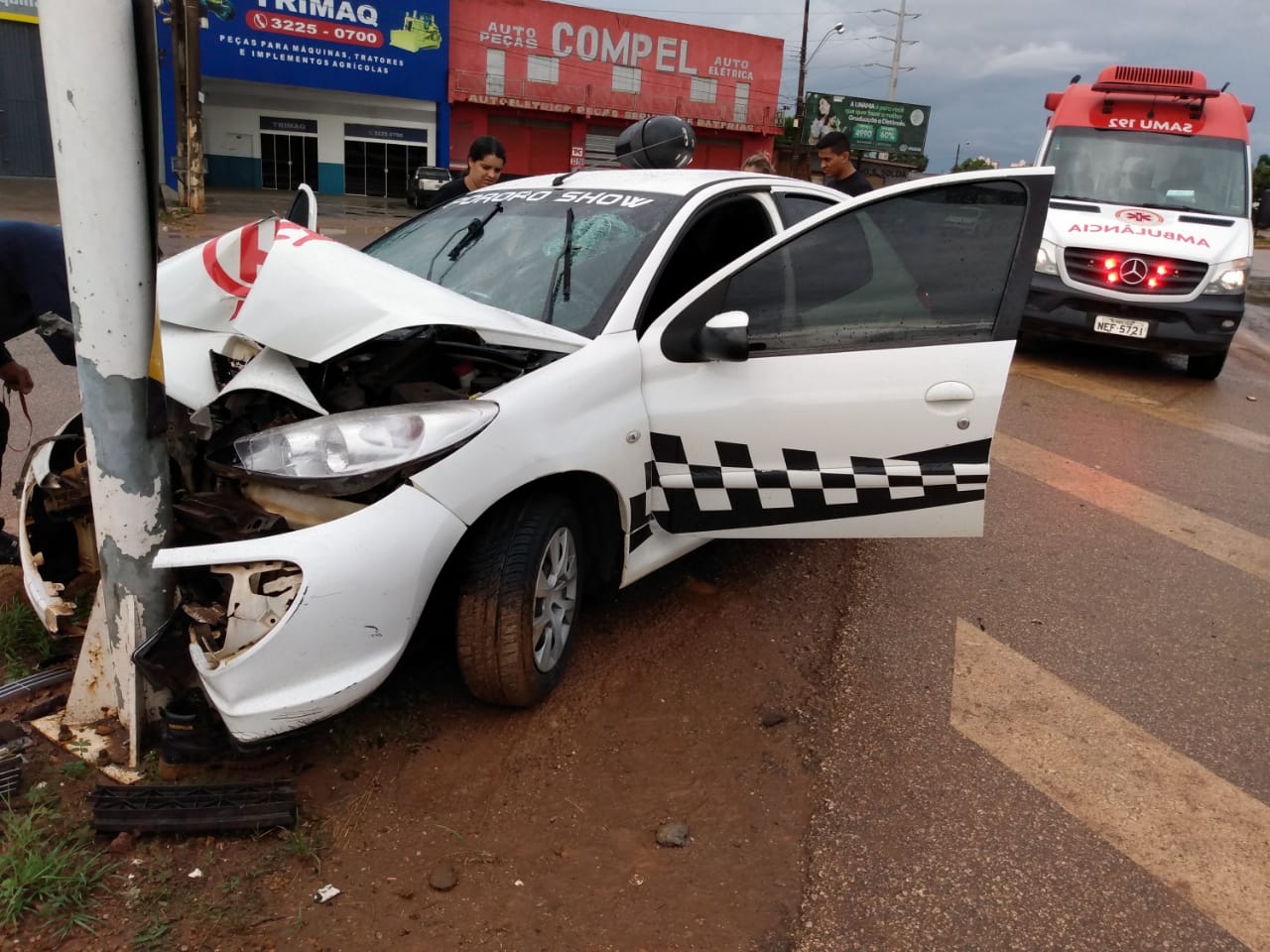 CARRO AQUAPLANA E BATE CONTRA POSTE DO VIADUTO NO TREVO DO ROQUE DEIXANDO MOTORISTA MACHUCADO - News Rondônia