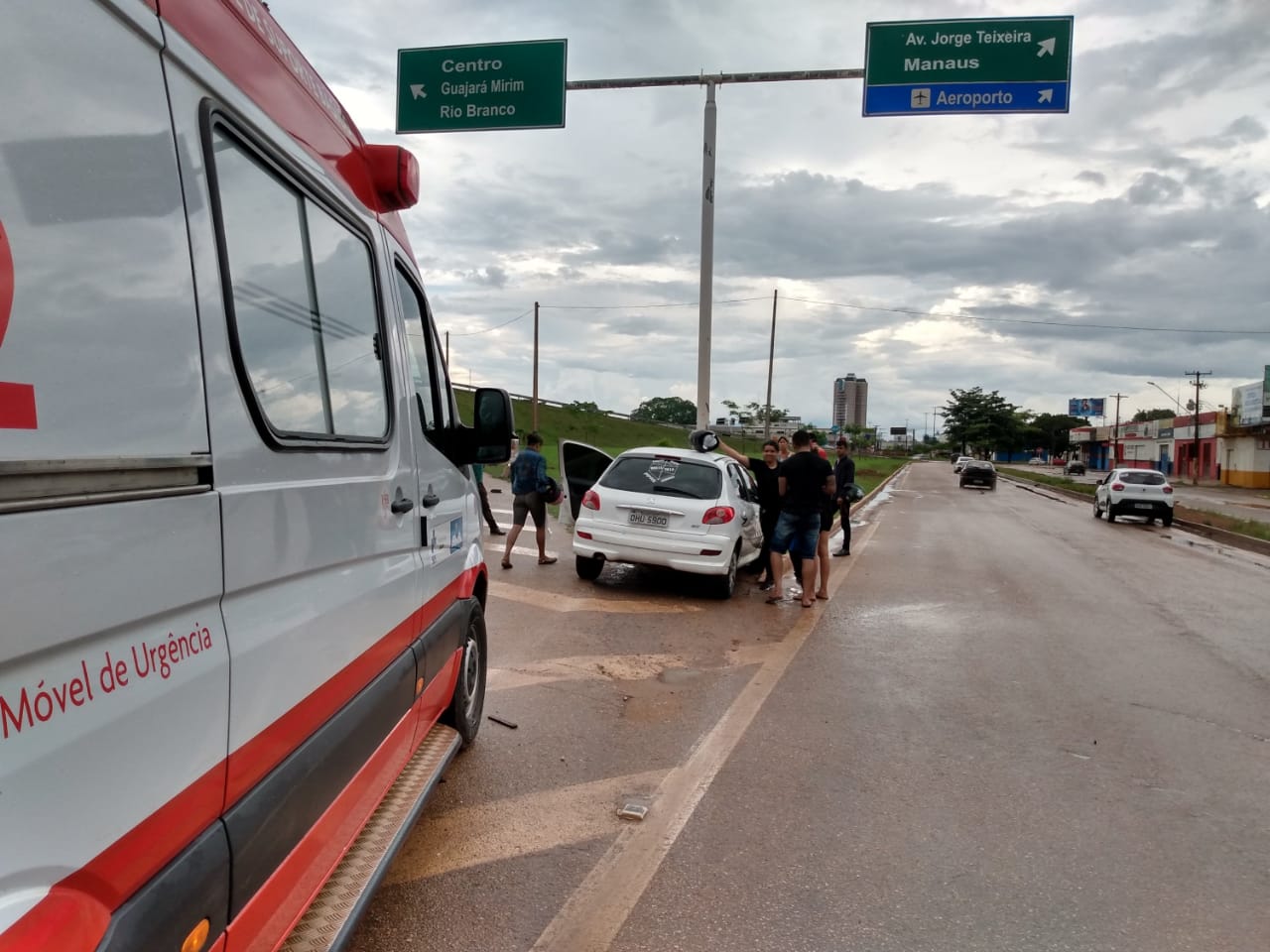 CARRO AQUAPLANA E BATE CONTRA POSTE DO VIADUTO NO TREVO DO ROQUE DEIXANDO MOTORISTA MACHUCADO - News Rondônia