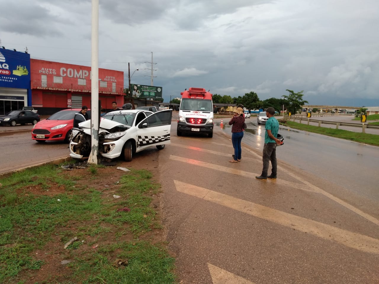 CARRO AQUAPLANA E BATE CONTRA POSTE DO VIADUTO NO TREVO DO ROQUE DEIXANDO MOTORISTA MACHUCADO - News Rondônia