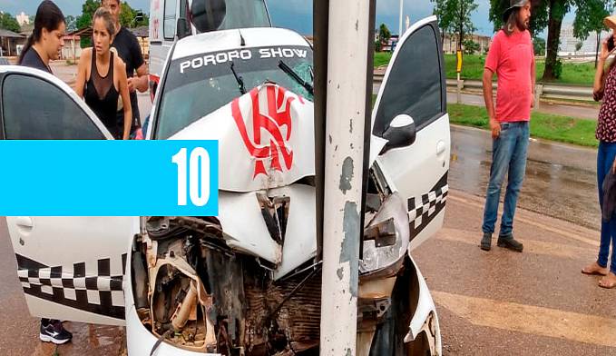 CARRO AQUAPLANA E BATE CONTRA POSTE DO VIADUTO NO TREVO DO ROQUE DEIXANDO MOTORISTA MACHUCADO - News Rondônia