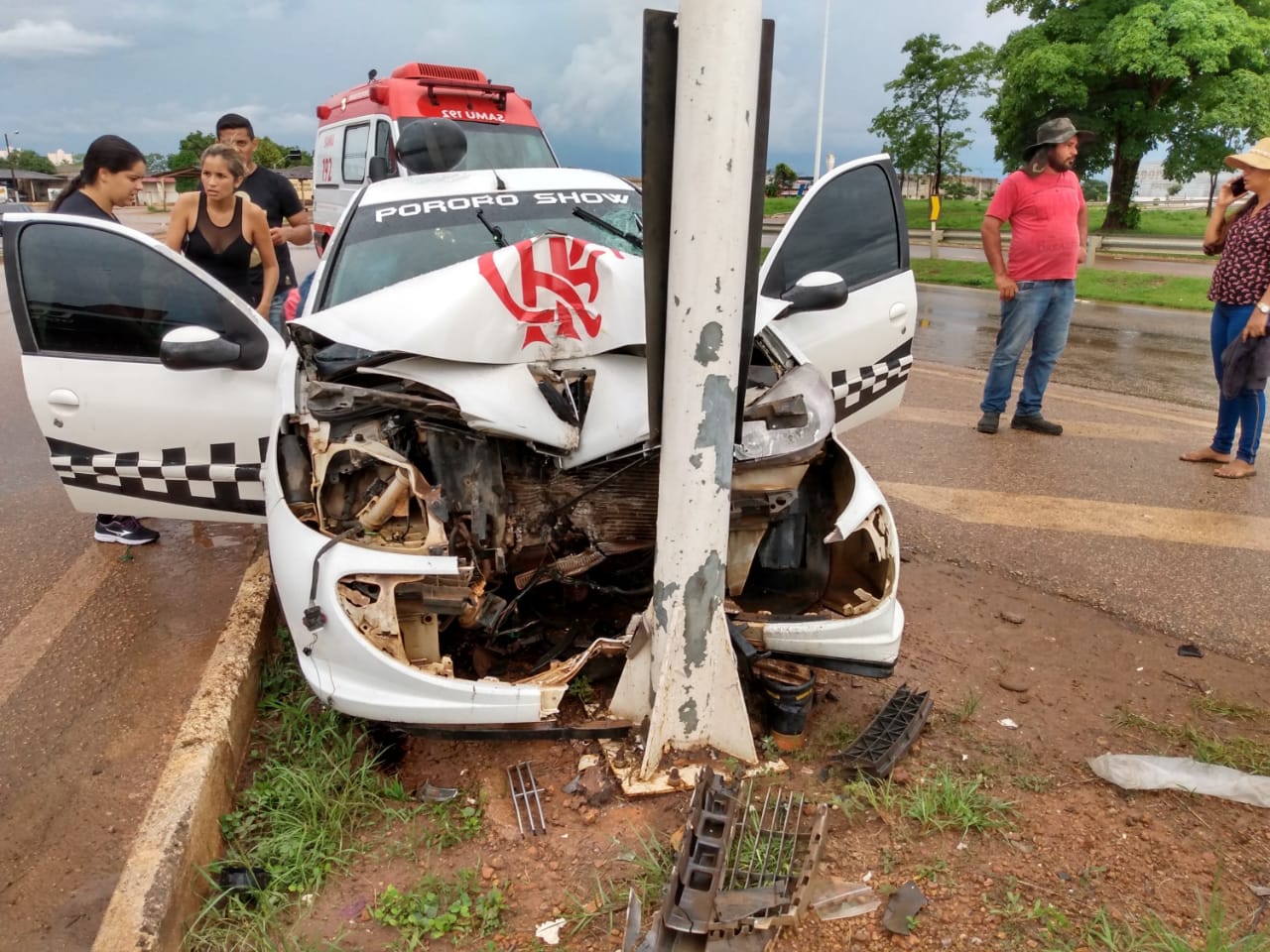 CARRO AQUAPLANA E BATE CONTRA POSTE DO VIADUTO NO TREVO DO ROQUE DEIXANDO MOTORISTA MACHUCADO - News Rondônia