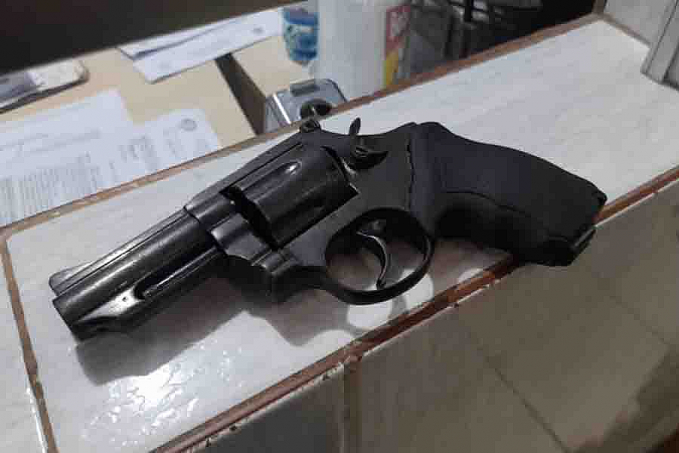 NA CINTURA - Adolescente e comparsa são presos com revólver em abordagem na zona sul - News Rondônia