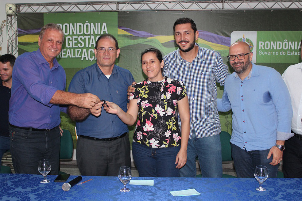 DEPUTADO ADELINO FOLLADOR PARTICIPA DA ENTREGA DE CAMINHÃO PARA AGRICULTORES DE ARIQUEMES - News Rondônia