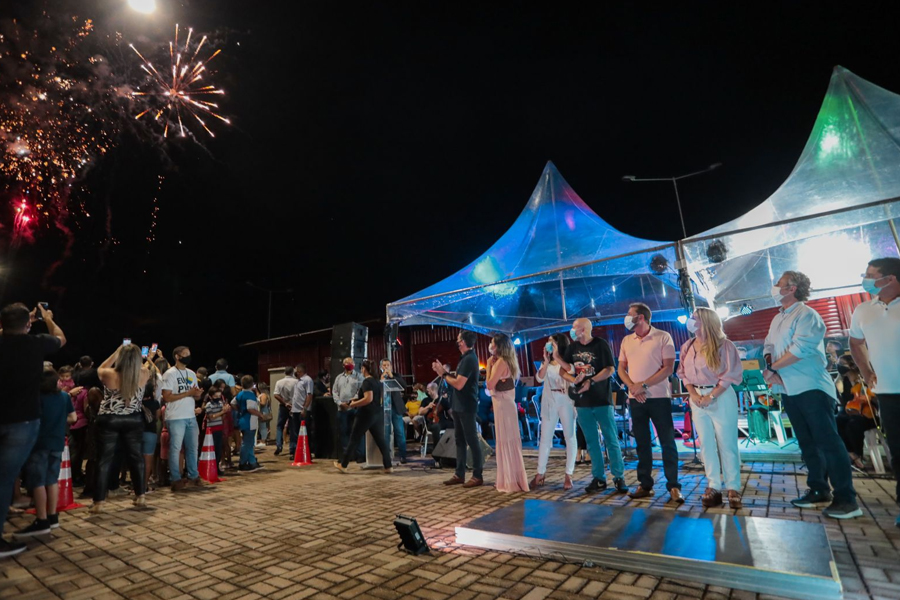 Porto Velho inaugura decoração natalina com árvore de 30 metros de altura - News Rondônia