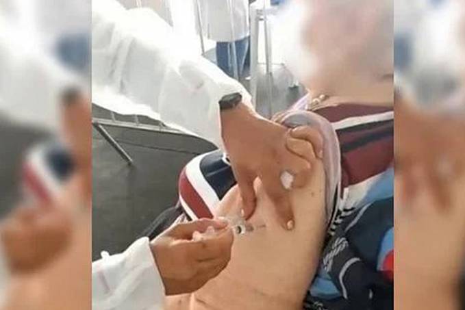 VEJA VÍDEO - Técnica de enfermagem é afastada após não aplicar vacina de Covid-19 corretamente em idosa - News Rondônia