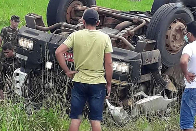 Carreta carregada com madeira tomba na BR-364 e deixa motorista e passageiro feridos - News Rondônia