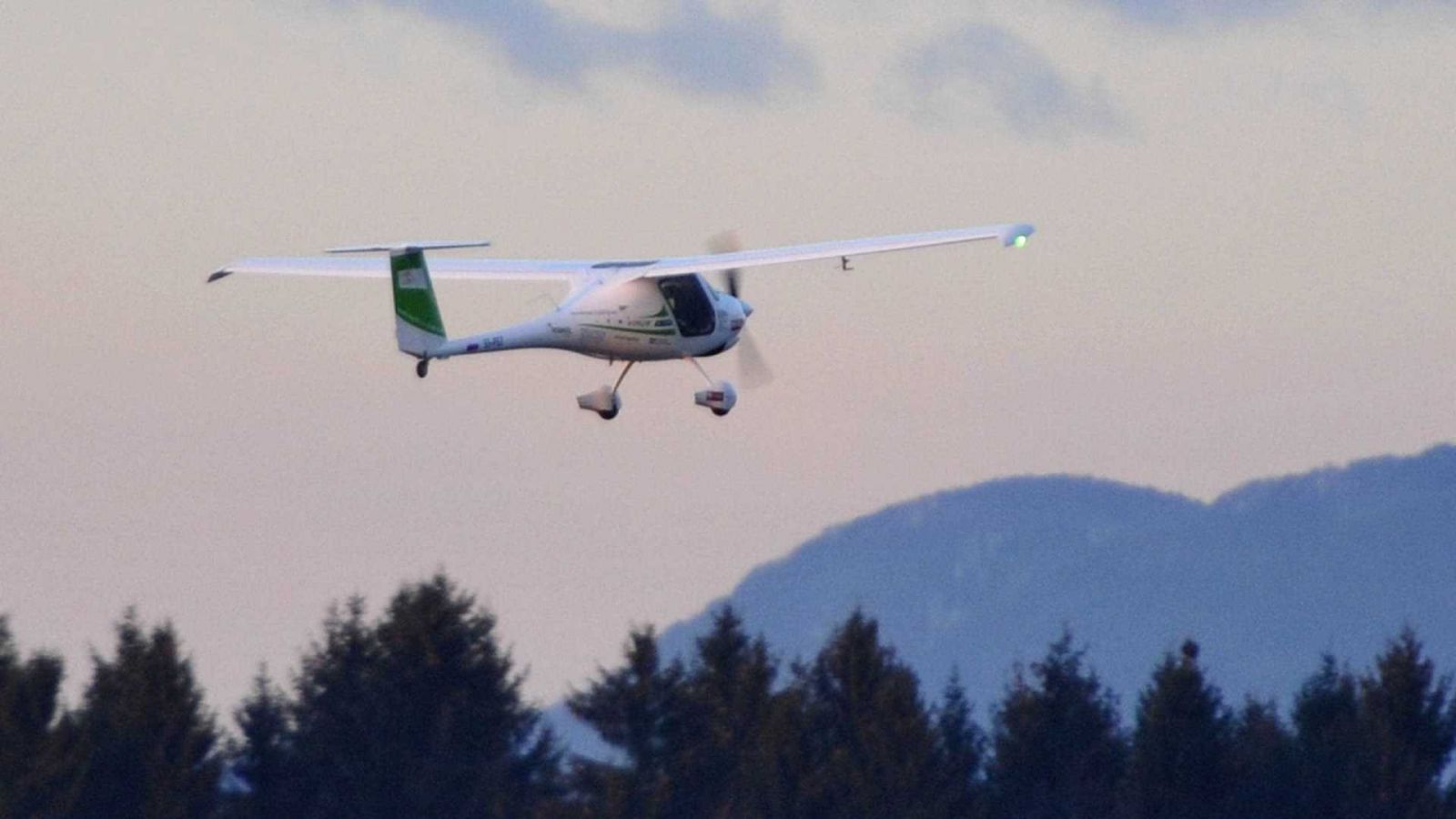 AVIÃO CAI EM LAGO FREQUENTADO POR BANHISTAS NO PARÁ - News Rondônia