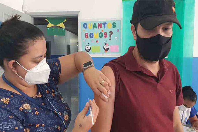Profissionais da educação da rede estadual de ensino recebem a primeira dose da vacina contra o Coronavírus em Jaru - News Rondônia