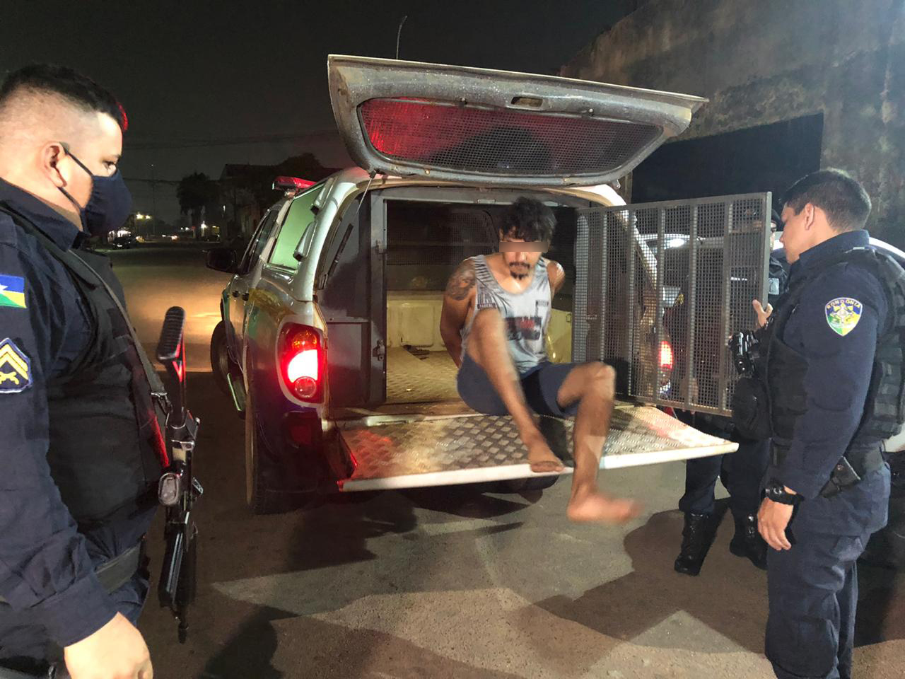 Venezuelano é preso após agredir dona de vila de apartamentos e ser encontrado cultivos de maconha em seu quarto - News Rondônia