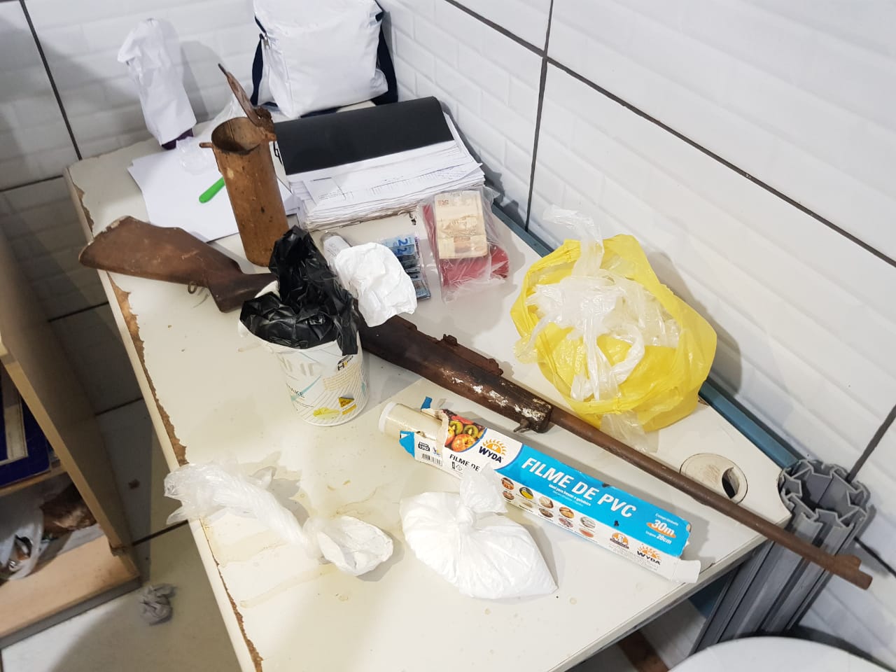 HOMEM QUE MANTINHA BOCA DE FUMO É PRESO COM DROGAS E UM RIFLE - News Rondônia