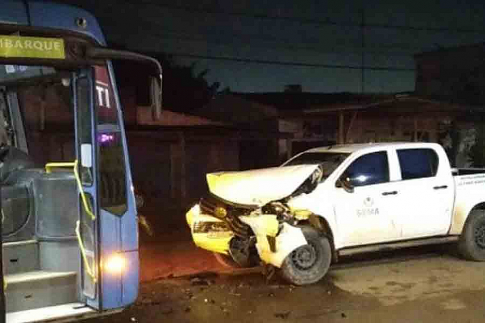 BÊBADO - Servidor da prefeitura embriagado bate veículo oficial em ônibus na zona leste - News Rondônia