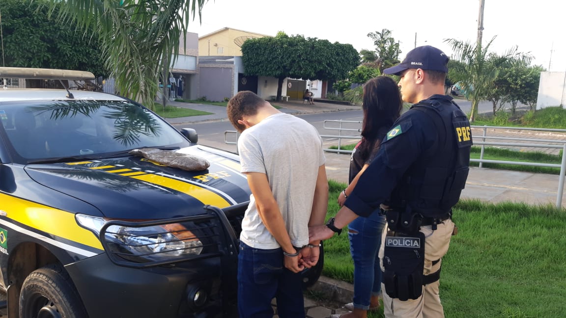 PRF CUMPRE MANDADO DE PRISÃO E PRENDE MULHER POR TRÁFICO DE DROGAS - News Rondônia