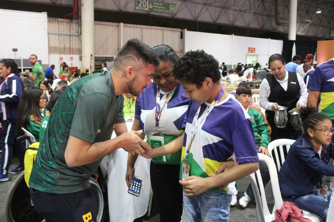 VELOCISTA PARALÍMPICO PETRÚCIO CONTAGIA PARATLETAS DE RONDÔNIA NA ABERTURA DAS PARALIMPÍADAS ESCOLARES - News Rondônia