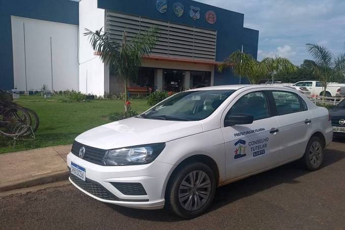 Homem acaba preso por colocar filha de castigo debaixo de chuva forte; madrasta da menina acionou a polícia - News Rondônia