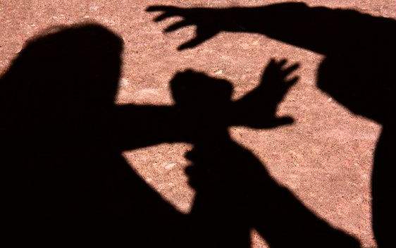 CONFIRA: MULHER GRITA, EMPURRA ESTUPRADOR E CONSEGUE IMPEDIR ABUSO SEXUAL - News Rondônia