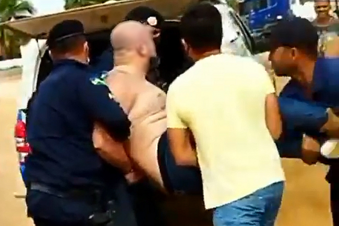 CHAMOU PRA PORRADA - Médico valentão destrói carro da esposa e desafia policiais; VEJA VÍDEO - News Rondônia