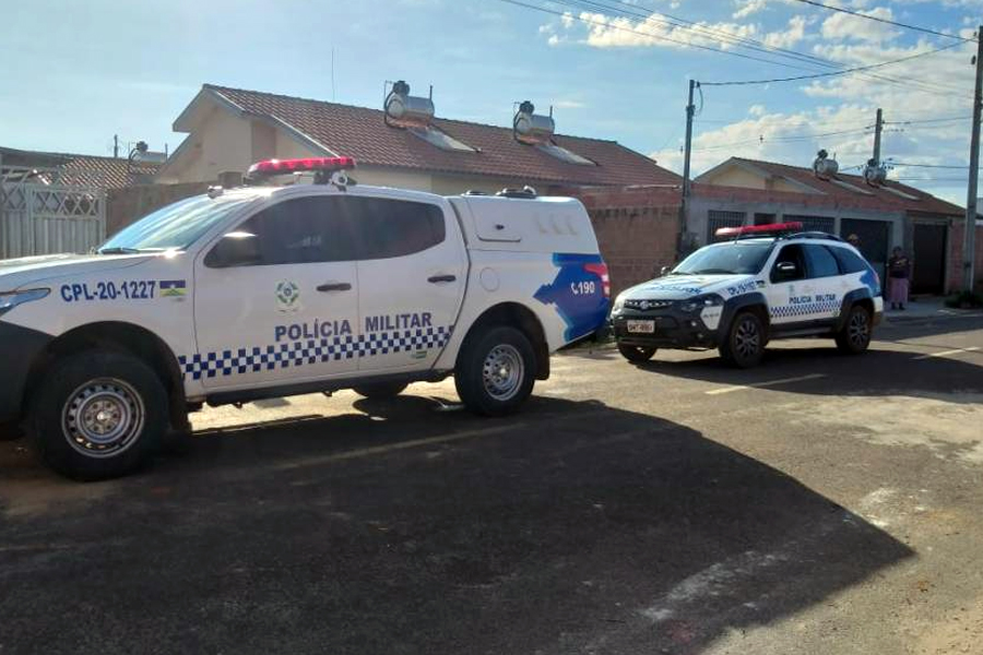Após escapar de rajada de tiros em casa, homem persegue autores do ataque e atinge viatura da PM - News Rondônia
