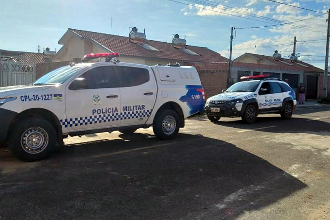 Após escapar de rajada de tiros em casa, homem persegue autores do ataque e atinge viatura da PM - News Rondônia