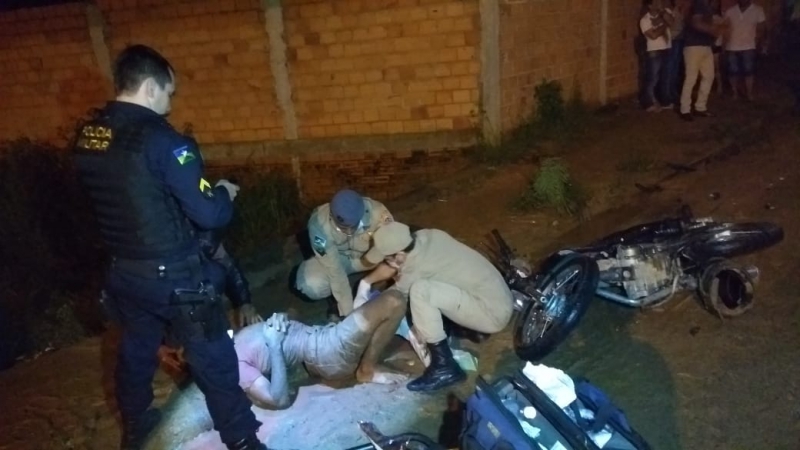 COLISÃO ENTRE VEÍCULO E MOTOCICLETAS DEIXA CONDUTORES FERIDOS - News Rondônia