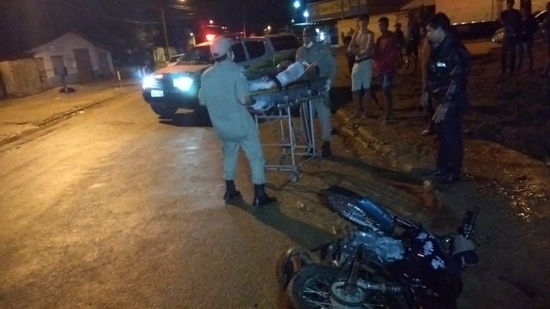 COLISÃO ENTRE VEÍCULO E MOTOCICLETAS DEIXA CONDUTORES FERIDOS - News Rondônia