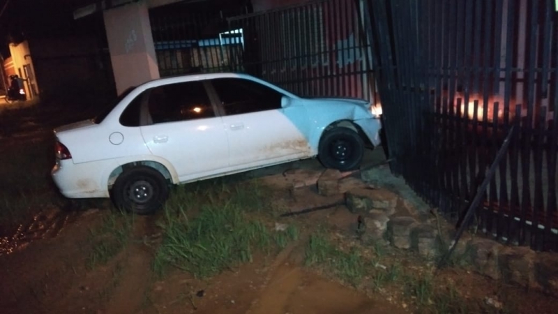 COLISÃO ENTRE VEÍCULO E MOTOCICLETAS DEIXA CONDUTORES FERIDOS - News Rondônia