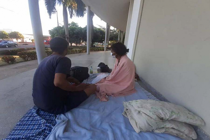 Dormindo sob marquise de igreja em Vilhena, casal pede ajuda para voltar a Jaru - News Rondônia