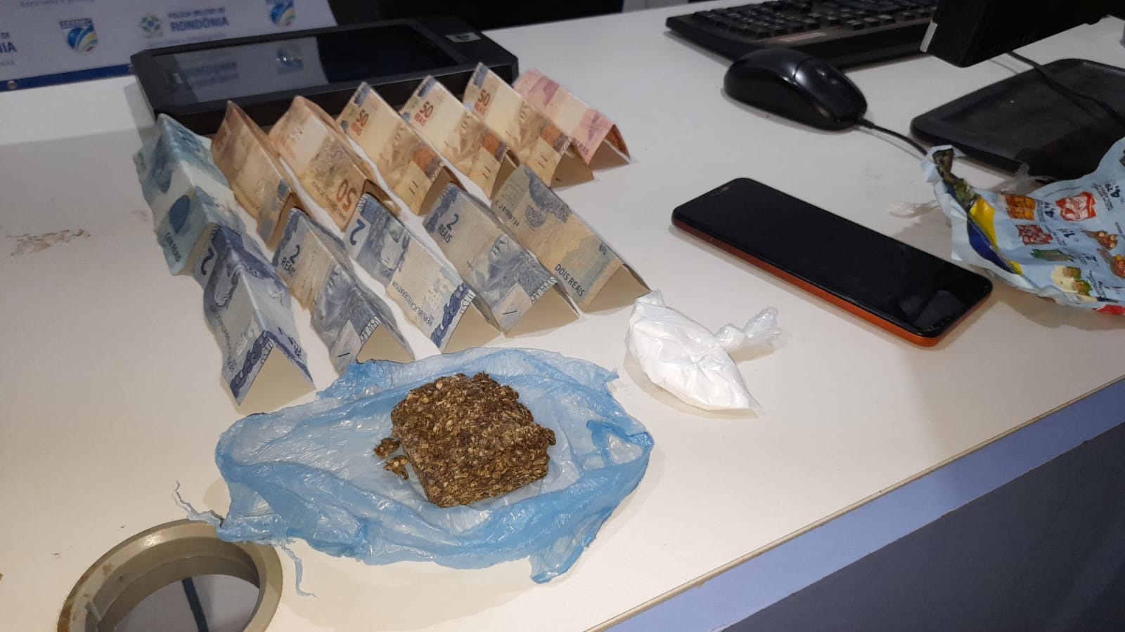 PAZ NO CAMPO: Durante abordagens na Estrada da Penal, suspeito em moto é flagrado com drogas - News Rondônia