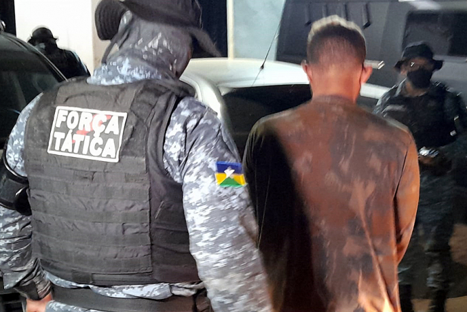 PAZ NO CAMPO: Durante abordagens na Estrada da Penal, suspeito em moto é flagrado com drogas - News Rondônia
