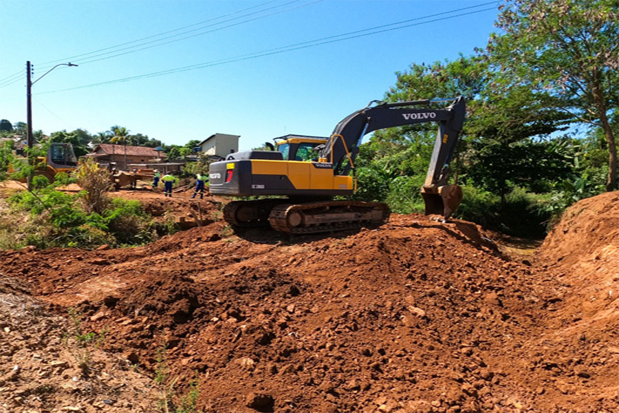Prefeitura de Jaru substitui ponte de madeira por galeria de concreto na Rua Afonso José no setor 04 - News Rondônia