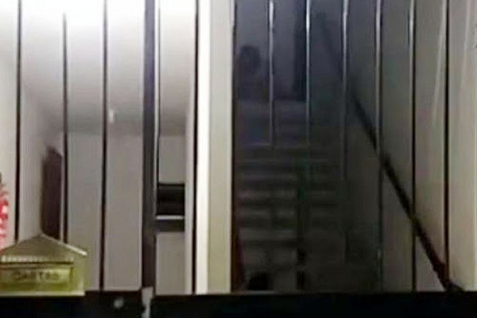 ASSUSTADOR - Guarda noturno flagra assombração em escadaria de prédio - VEJA VÍDEO - News Rondônia