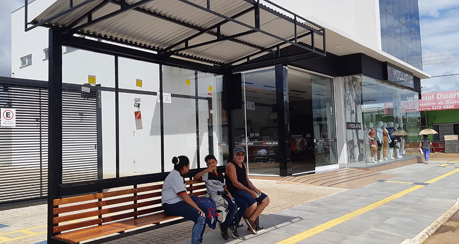 LOJA SURPREENDE COM ABRIGO PARA PASSAGEIROS NO 4 DE JANEIRO - News Rondônia