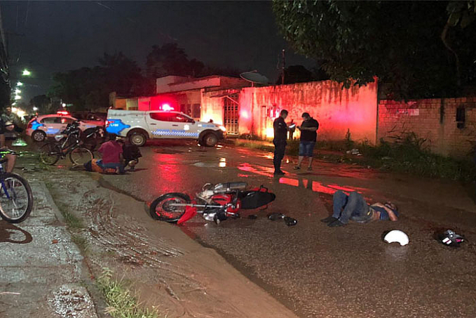 Duas pessoas ficam gravemente feridas após carro atingir motociclista e pedestre em Porto Velho - News Rondônia