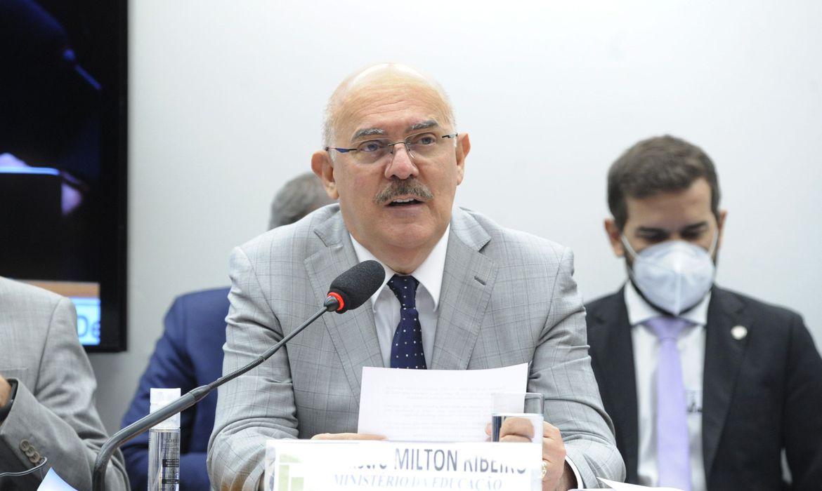 Ministro assina portaria com orientações para aulas presenciais - News Rondônia