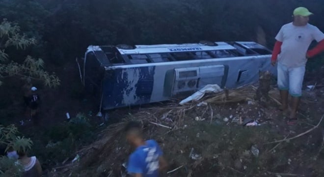 ÔNIBUS COM 40 CRIANÇAS DA ASSEMBLEIA DE DEUS CAPOTA EM ALAGOAS E DEIXA VÁRIOS FERIDOS - News Rondônia