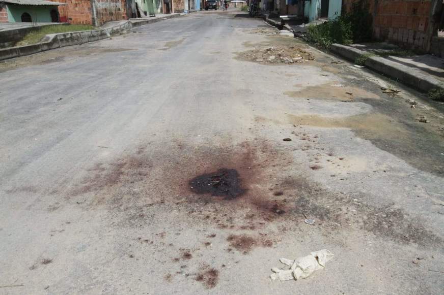 BRUTALIDADE - ADOLESCENTE É PERSEGUIDO, BALEADO, DEGOLADO E TEM FACA CRAVADA NO PEITO - News Rondônia