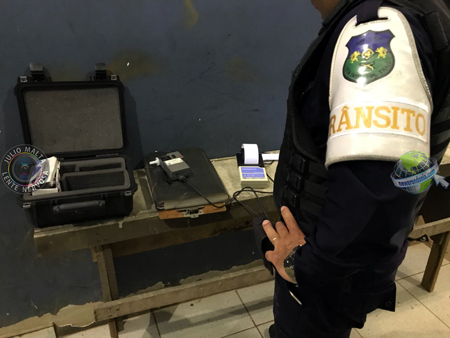 IDOSO EMBRIAGADO É PRESO APÓS SAIR DE CARRO E DEITAR EM MEIO A AVENIDA - News Rondônia