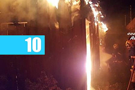 ROLIM DE MOURA  CASA DE MADEIRA É DESTRUÍDA POR INCÊNDIO DURANTE A NOITE DE DOMINGO - VÍDEO - News Rondônia