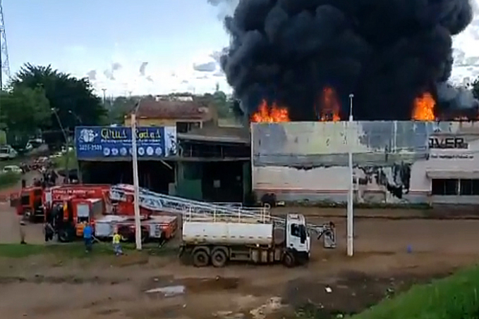 ATUALIZADA - Após intenso trabalho, bombeiros combatem as chamas que destruiu empresa na capital - VEJA VÍDEOS - News Rondônia