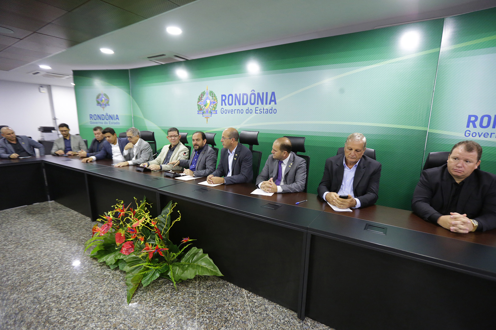 DIÁLOGO E TRABALHO EM PARCERIA SÃO DESTACADOS DURANTE REUNIÃO DE DEPUTADOS COM GOVERNADOR E SECRETÁRIOS - News Rondônia