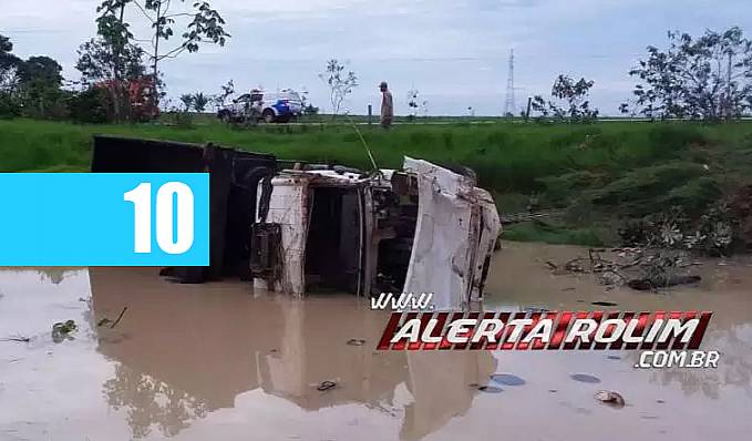 Caminhão tomba dentro de represa de sítio na RO-479 - News Rondônia