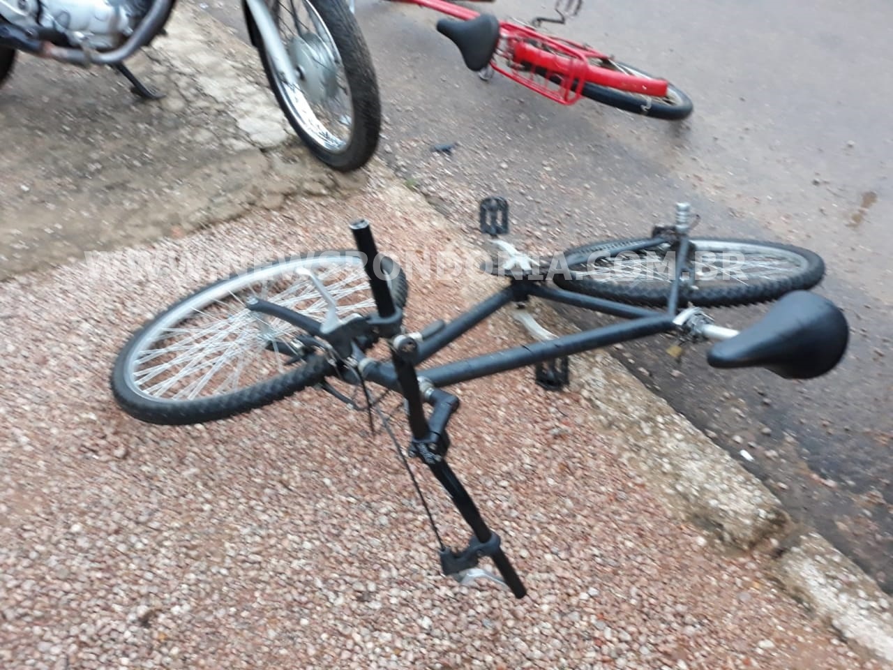 ADOLESCENTE SÃO DETIDOS COM ARMA APÓS FAZEREM ARRASTÃO EM PARADA DE ÔNIBUS - News Rondônia