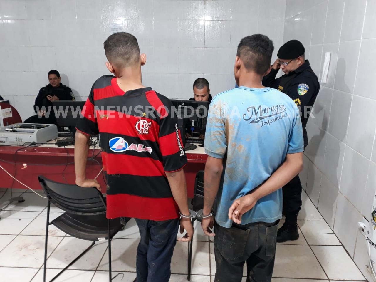 ADOLESCENTE SÃO DETIDOS COM ARMA APÓS FAZEREM ARRASTÃO EM PARADA DE ÔNIBUS - News Rondônia