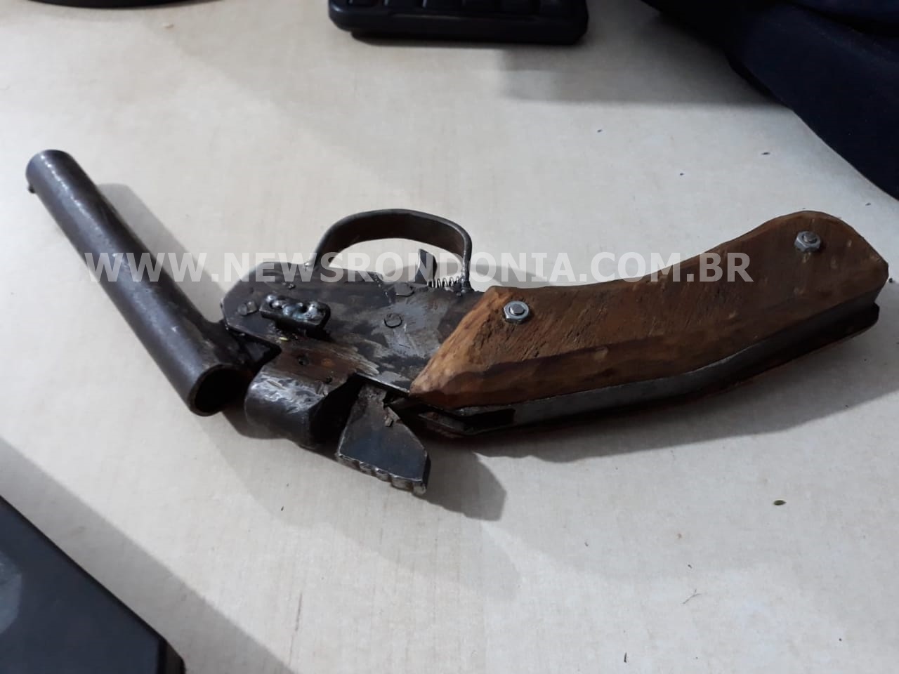 ADOLESCENTE SÃO DETIDOS COM ARMA APÓS FAZEREM ARRASTÃO EM PARADA DE ÔNIBUS - News Rondônia