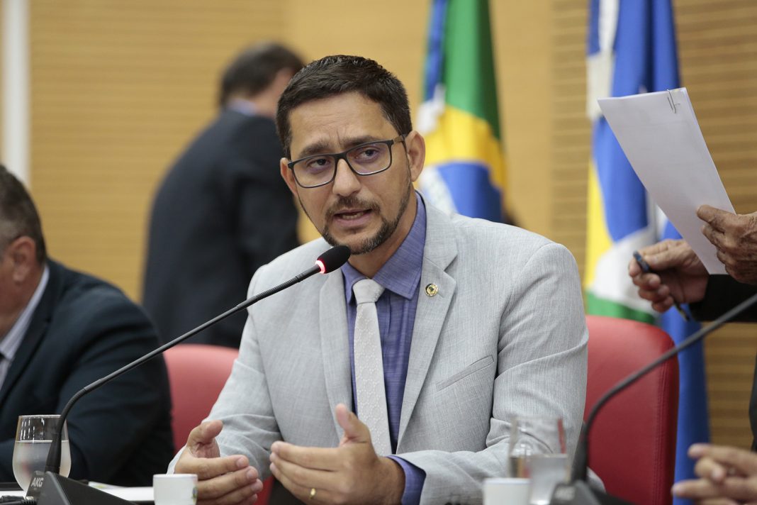 Deputado Anderson assina requerimento solicitando do governo de Rondônia, abertura de edital para contratação de médicos brasileiros formados no exterior - News Rondônia