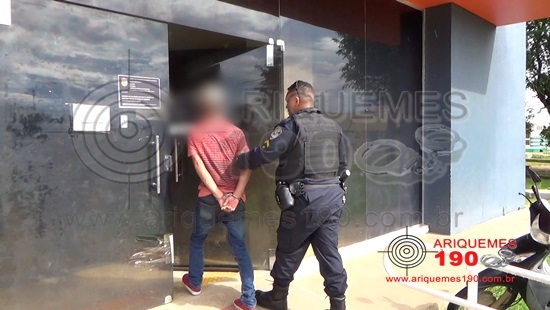 ARIQUEMES: EM ABORDAGEM, POLÍCIA MILITAR FLAGRA MAIOR E MENOR COM DROGA E SIMULACRO - News Rondônia