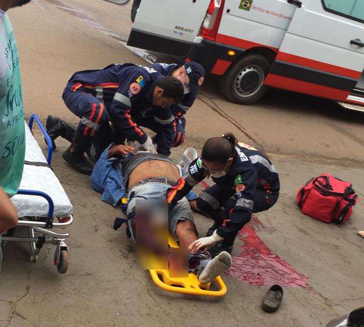 MOTOCICLISTA SOFRE FRATURA EXPOSTA AO INVADIR PREFERENCIAL E SER ATINGIDO POR HILUX - News Rondônia