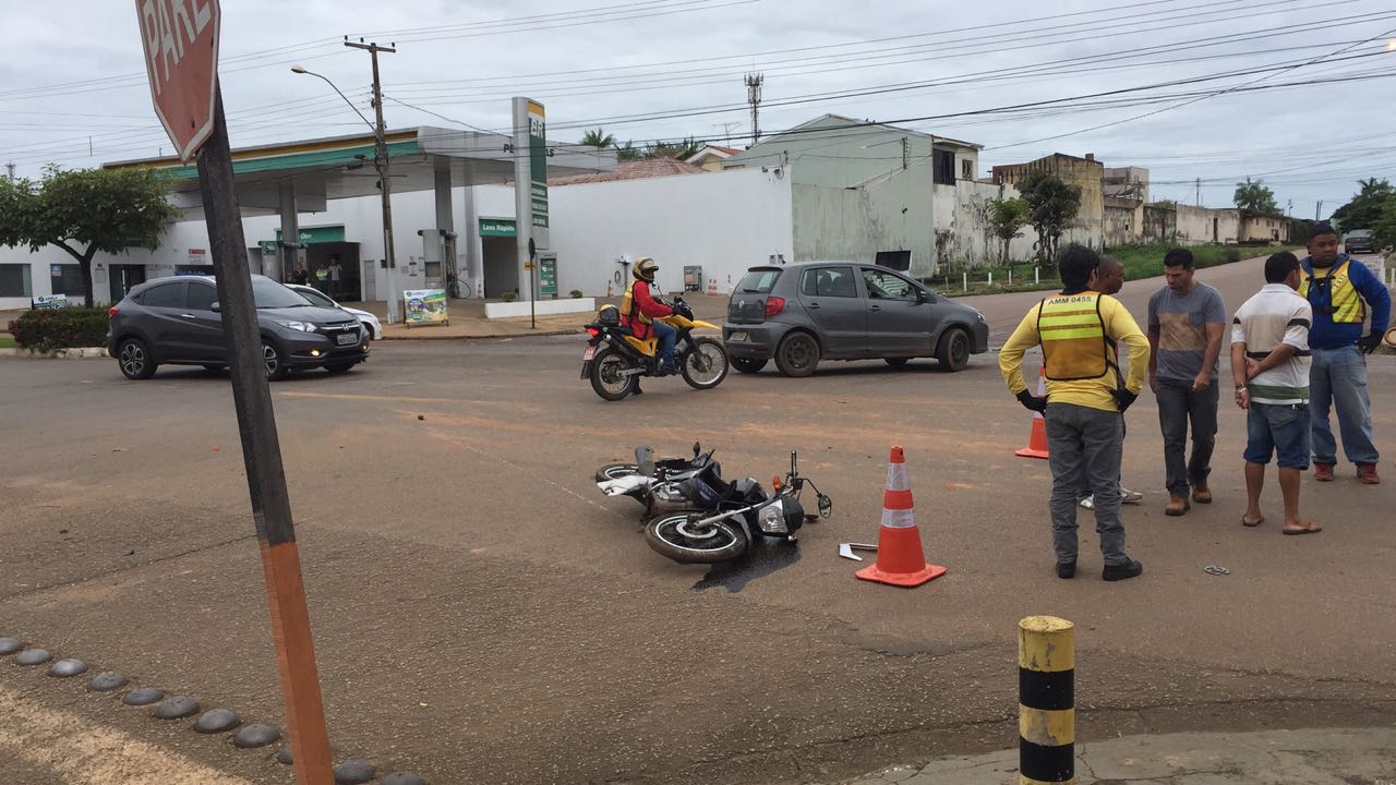 MOTOCICLISTA SOFRE FRATURA EXPOSTA AO INVADIR PREFERENCIAL E SER ATINGIDO POR HILUX - News Rondônia