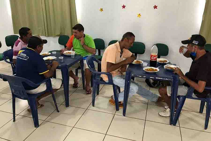 HUMANIZAÇÃO: Pessoas em situação de rua de Rolim de Moura recebem atenção e carinho do poder público - News Rondônia