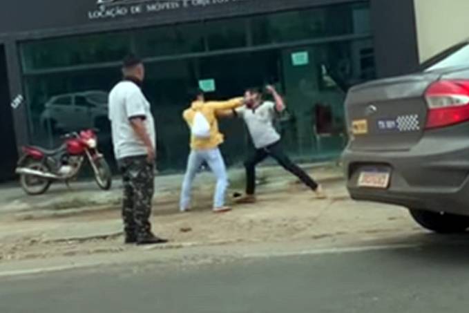 VEJA VÍDEO: Taxista e mototaxista caem na porrada após colisão - News Rondônia
