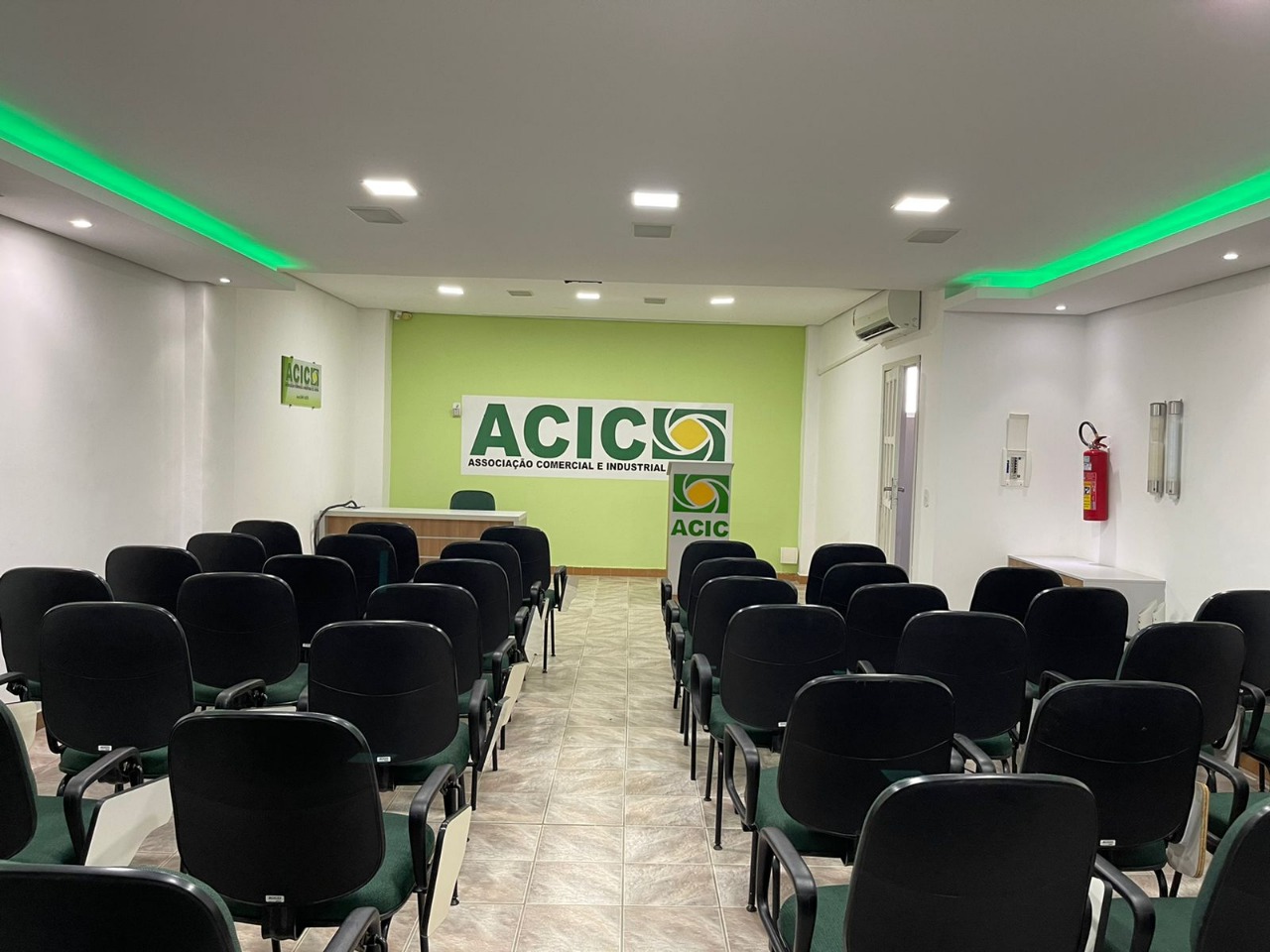 Após reforma completa, ACIC coloca auditório à disposição dos associados e instituições parceiras - News Rondônia
